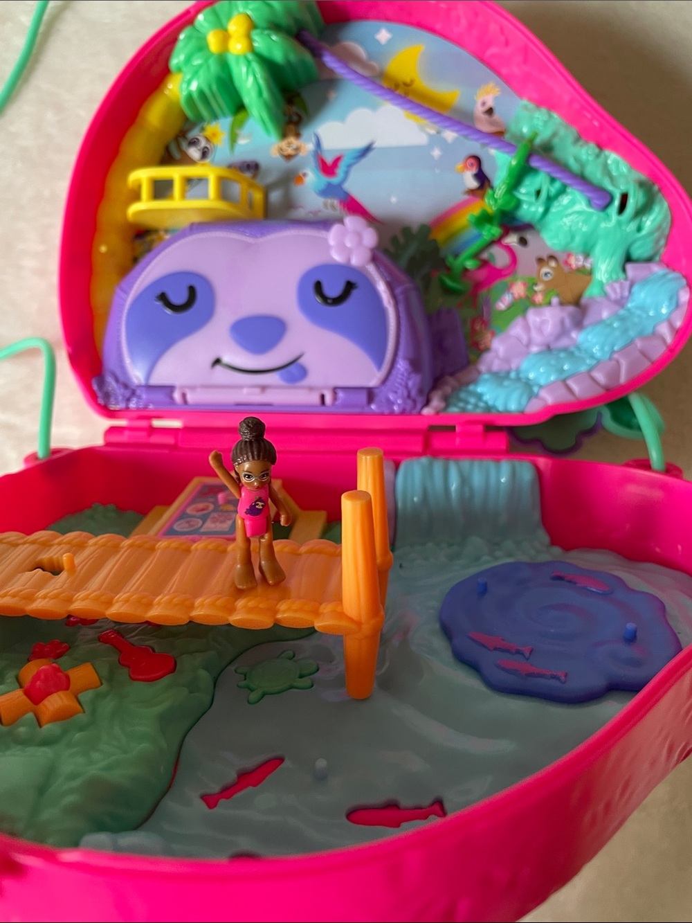 Polly Pocket Sloth Family 2-in-1 Purse Compact, a jungle-themed playset - Picture 3 of 8